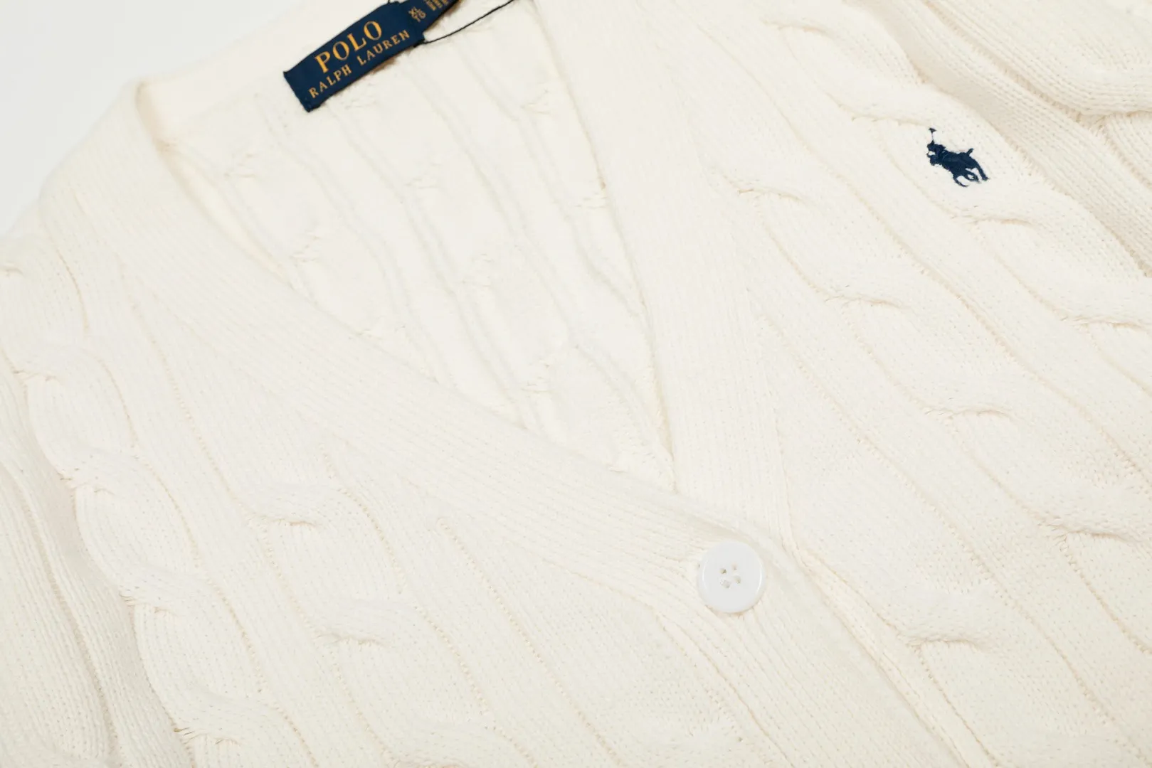 P250 Top quality" Style number: DS113# (not off the shelves all year round) [Ralph Lauren large V-neck solid color pony embroidered logo twist knitted cardigan] ✅Ralph Lauren classic basic versatile goddess style large V-neck knitted cardigan jacket ✅Main supply platform live broadcast Wholesale entities Replenish when out of stock Not off the shelves ✅ZP quality 1:1 version Scan the code to enter the GF website Counter quality ✅Detailed quality is the only one in Guangzhou Imported quality cotton yarn, focusing on high-end, cost-effective, good quality needless to say ✅The version is restored to the original order, the maximum size can be worn up to 160 pounds, loose, comfortable and stress-free ✅The upper body is simple and easy to match, ootd must-have style, good-looking clothes are never picky, a must-have in the goddess' wardrobe. Size: S-XL Color: Black White Gray Light Blue Khaki Pink Yellow Chinese Red Navy Blue White Label Navy Blue Red Label